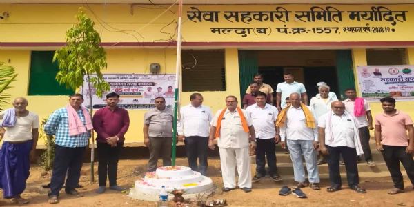 सहकारिता सप्ताह : सोसायटियों में ध्वजारोहण, उप-नियमों की जानकारी पाकर जागरूक हुए किसान