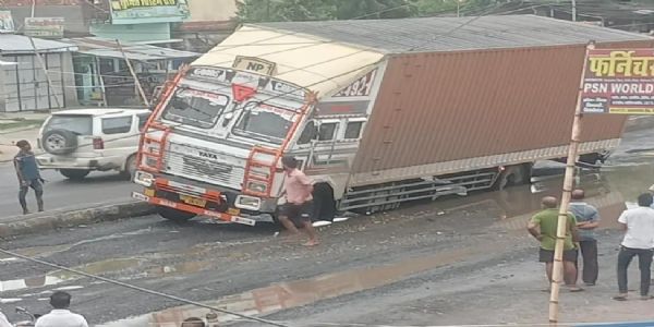 एनएच-27 बना हादसों का हाईवे,गड्ढों और जलजमाव से रोजाना फंस रहे वाहन
