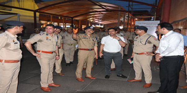 सावन के पहले पुलिस कमिश्नर ने काशी विश्वनाथ धाम में सुरक्षा तैयारियों को परखा,सुगम दर्शन पर जोर