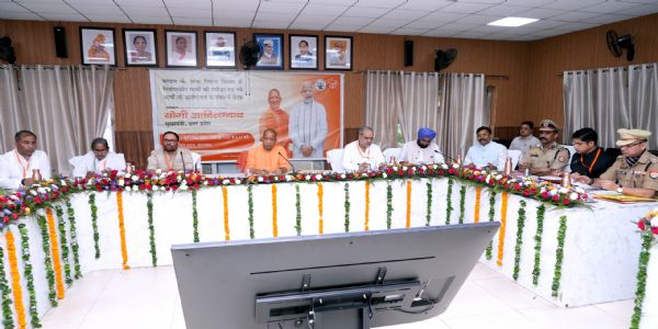 जिलाधिकारी 15 दिन में और मंडलायुक्त प्रत्येक माह में करें अंतर्विभागीय समीक्षा बैठक : योगी आदित्यनाथ