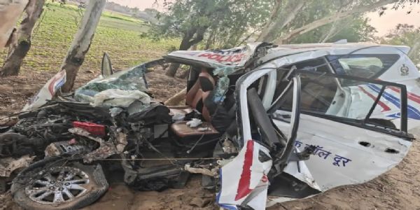 सिरसा: पुलिस की गाड़ी पेड़ से टकराई, तीन पुलिसकर्मी घायल