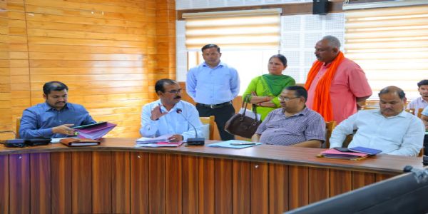जनता मिलन में अफसरों को गिनाई समस्याएं