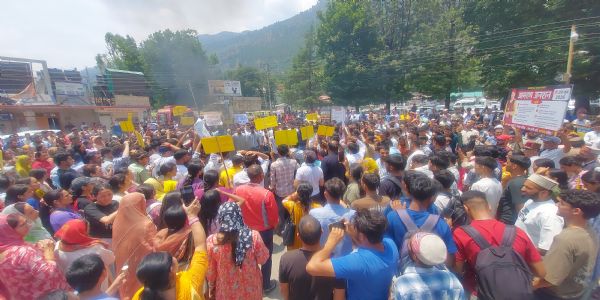 प्रसूता की मौत पर कुल्लू में उबाल, अस्पताल में प्रदर्शन, दोषियों पर कार्रवाई की मांग