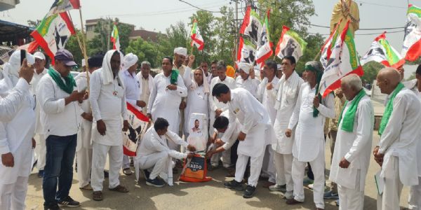 सिरसा में मांगों को लेकर किसानों ने दिया धरना