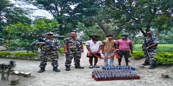 45वीं वाहिनी सशस्त्र सीमा बल ने नेपाली शराब के साथ तीन तस्करों को किया गिरफ्तार