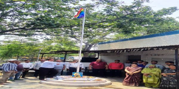 कोरबा : जिला सहकारी बैंक एनटीपीसी में फहराया गया सहकारी सतरंगी ध्वज