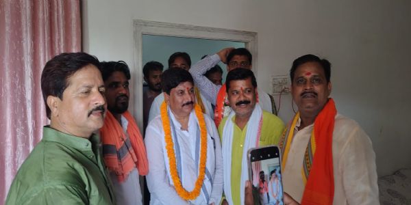 वाराणसी में बूथ स्तर पर कार्यकर्ताओं का भाजपा के महानगर अध्यक्ष ने किया सम्मान