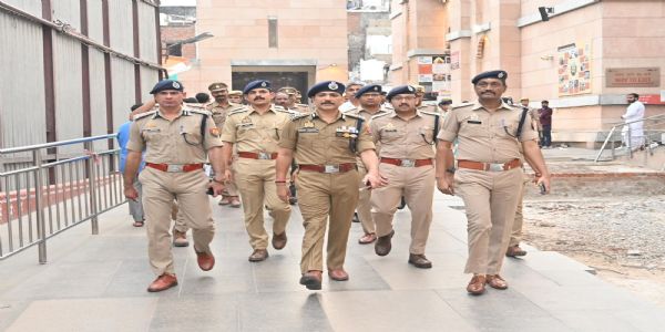 सावन के पहले पुलिस कमिश्नर ने काशी विश्वनाथ धाम में सुरक्षा तैयारियों को परखा, सुगम दर्शन पर जोर