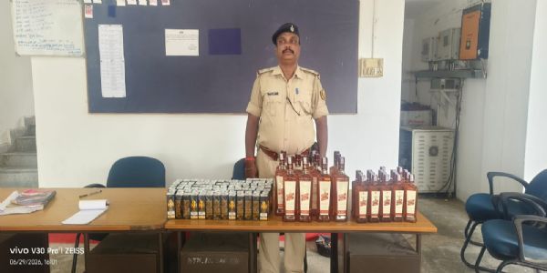 बेतिया में शराब सहित दो बाइक जब्त, धंधेबाज फरार