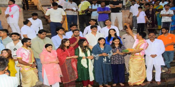 वाराणसी : अखिलेश यादव की बेटी टीना और अदिति ने सांसद प्रिया सरोज के साथ किया गंगा पूजन