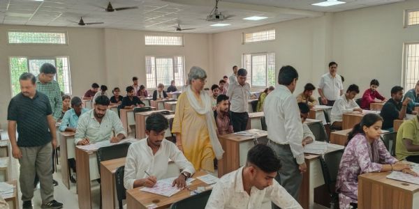 पीयूकैट-2026 की प्रवेश परीक्षा तीन पालियों में शांतिपूर्ण ढंग से संपन्न