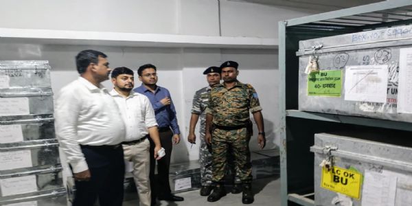 धनबाद ईवीएम वेयरहाउस की त्रैमासिक जांच में सुरक्षा व्यवस्था मिली दुरुस्त