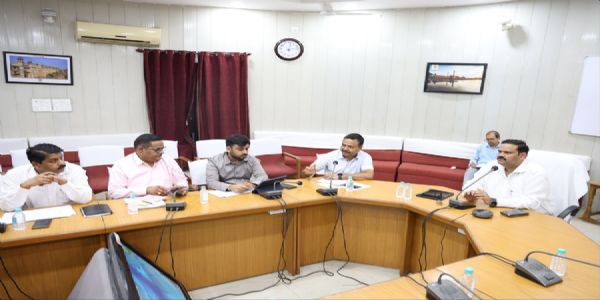संभागायुक्त ने भोपाल की सड़कों के बेहतर रख-रखाव के दिये निर्देश, कहा- वर्षाकाल में सडकें दुरुस्त रहें