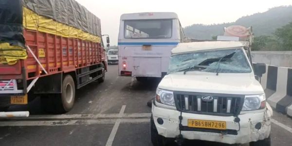 सड़क हादसा: रोडवेज बस और पिकअप की आमने-सामने टक्कर, तीन की मौत
