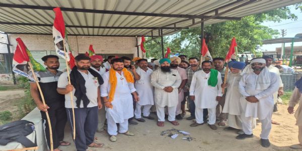 रतिया में कम वोल्टेज और बिजली कटौती से नाराज किसानों का प्रदर्शन