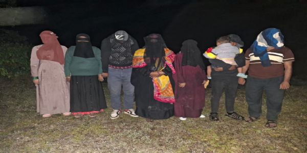 आठ बांग्लादेशी अवैध घुसपैठियों को सीमा से वापस भेजे जाने की तस्वीर।