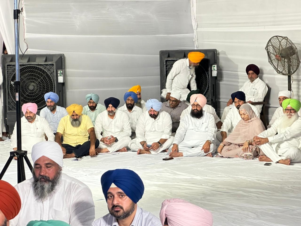 अकाल तख्त साहिब पर पेश हाेते नेता प्रतिपक्ष व अन्य विधायक