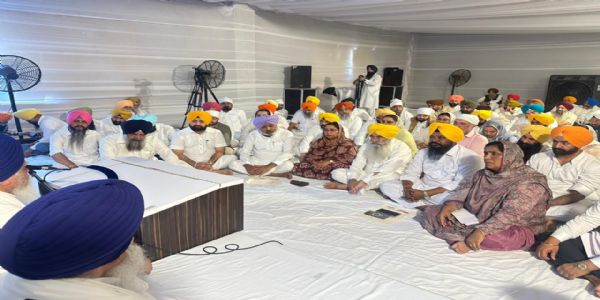 अकाल तख्त साहिब सचिवालय में सुनवाई करते जत्थेदार कुलदीप सिंह गड़गज