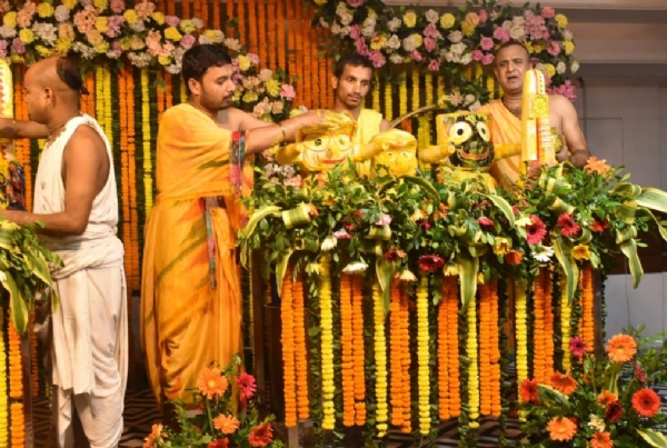 भगवान जगन्नाथ, उनके बड़े भाई बलभद्र और बहन सुभद्रा का वैदिक मंत्रोच्चार के साथ स्नान कराते पंडित