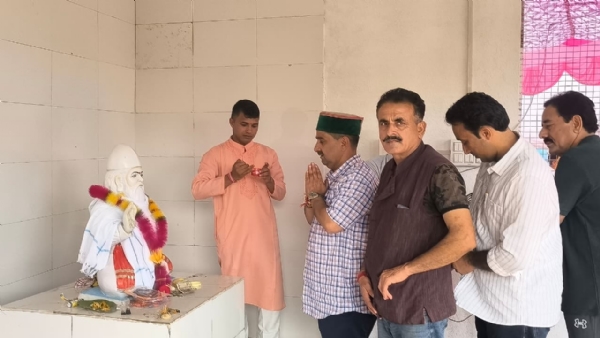 संत कबीर जयंती के मौके पर श्रद्धांजलि अर्पित करते हुए विधायक।