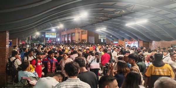 त्रिभुवन अंतर्राष्ट्रीय हवाईअड्डे पर विदेश जाते युवाओं की भीड़