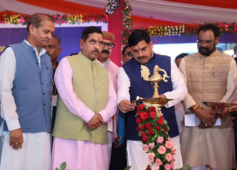 नीमच में दो सोलर पार्क के लोकार्पण कार्यक्रम का शुभारंभ करते हुए केन्द्रीय मंत्री जोशी और मुख्यमंत्री