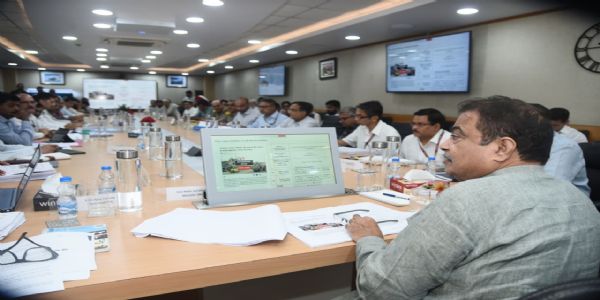 नई दिल्ली में उत्तराखंड राजमार्ग परियोजनाओं की समीक्षा बैठक करते केंद्रीय मंत्री नितिन गडकरी।