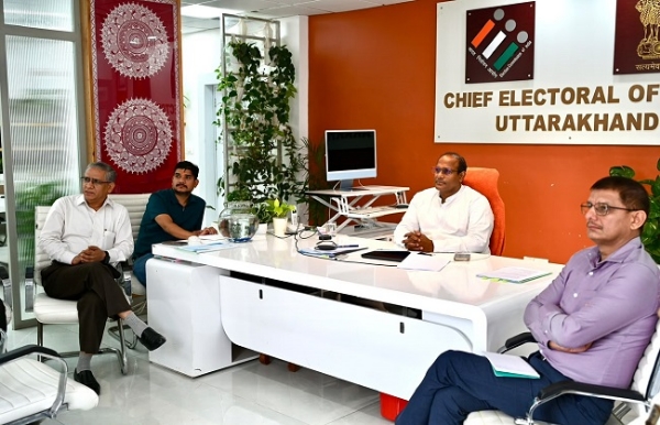 मुख्य निर्वाचन अधिकारी डॉ. बीवीआरसी पुरुषोत्तम  जिलाधिकारियों के साथ वीडियो कांफ्रेंस के माध्यम से अभियान की प्रगति की समीक्षा करते हुए।