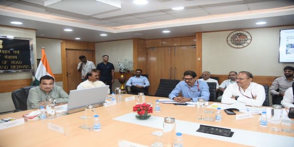 केंद्रीय मंत्री नितिन गडकरी झारखंड के राष्ट्रीय राजमार्ग परियोजनाओं की समीक्षा बैठक के दौरान अधिकारियों के साथ।