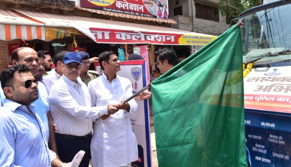 फोटो साइबर रथ रवाना की