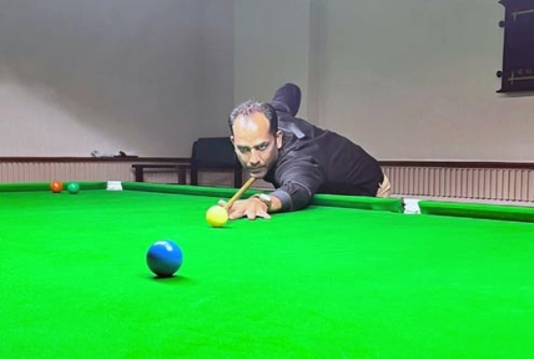 शॉट लगाते आमिर रईस