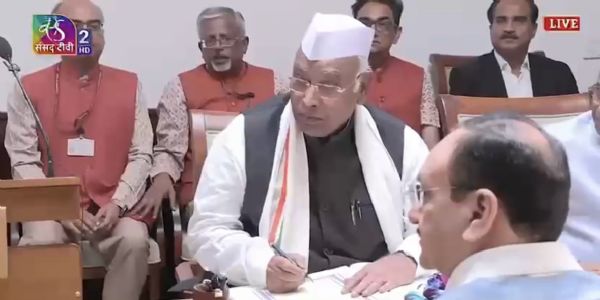 कर्नाटक से पुनर्निर्वाचित कांग्रेस अध्यक्ष मल्लिकार्जुन खरगे राज्यसभा सदस्य के रूप में शपथ लेते हुए।
