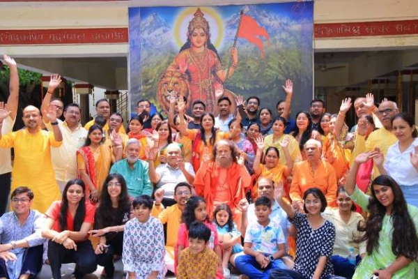 वट पूर्णिमा का उत्सव मनाते स्वामी चिदानंद व श्रद्धालु।