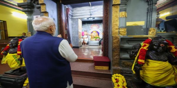 प्रधानमंत्री मोदी ने विक्टोरिया में विनायक मंदिर के दर्शन किए।