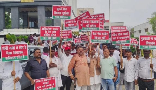 सपा के राष्ट्रीय अध्यक्ष अखिलेश यादव के कार्यक्रम स्थल के बाहर प्रदर्शन का दृश्य