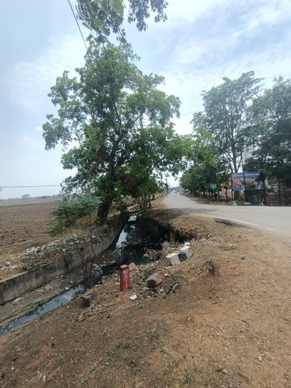 एडवेंचर स्कूल के समीप अंधा मोड़ और खुला नाला।