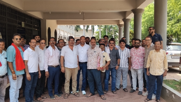 व्यापारिक मुद्दों को लेकर कलेक्ट्रेट परिसर में उपस्थित चेंबर के पदाधिकारी एवं सदस्य।