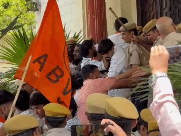 छात्रसंघ चुनाव बहाली की मांग पर राजस्थान यूनिवर्सिटी में एबीवीपी ने किया हंगामा