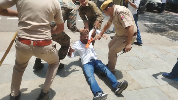 छात्रसंघ चुनाव बहाली की मांग पर राजस्थान यूनिवर्सिटी में एबीवीपी ने किया हंगामा