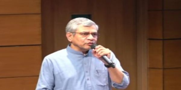 केंद्रीय मंत्रिमंडल की बैठक में दिल्ली‑एनसीआर में पुराने ट्रक और बसों को बदलने की योजना को मंजूरी देने की जानकारी देते केंद्रीय सूचना एवं प्रसारण मंत्री अश्विनी वैष्णव।