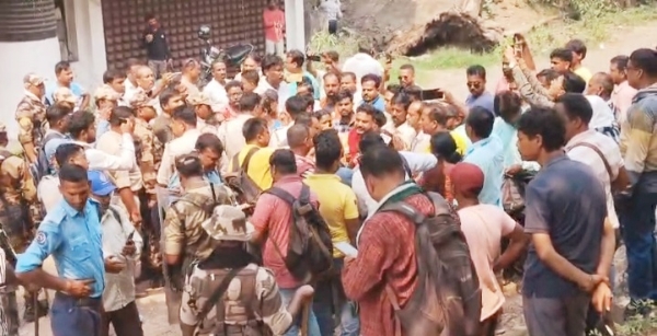 दुर्गापुर अदालत में जुटु भाजपा कार्यकर्ताओं की भीड़ दुर्गापुर अदालत में जुटु भाजपा कार्यकर्ताओं की भीड़