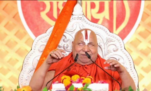 श्रीराम कथा सुनाते पद्मविभूषण तुलसीपीठाधीश्वर जगद्गुरु स्वामी रामभद्राचार्य महाराज