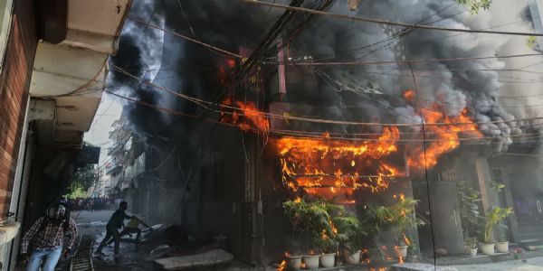 मालवीय नगर फ्लोरिश स्टे बीएंडबी रेस्टोरेंट भीषण आग की फोटो।