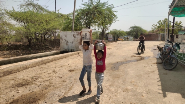 नल-जल योजना बेअसर, पानी के लिए जूझ रहे ग्रामीणने को मजबूर