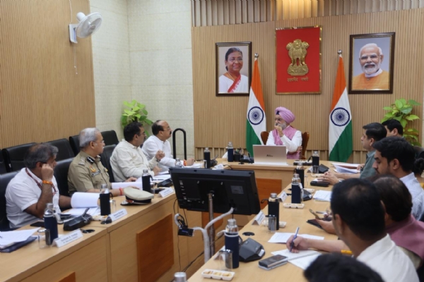 लोक निवास में बुधवार को दिल्ली के गृह मंत्री आशीष सूद और आला अफसरों के साथ मालवीय नगर अग्निकांड को लेकर  उच्च स्तरीय समीक्षा बैठक  करते दिल्ली के उपराज्यपाल तरनजीत सिंह संधू
