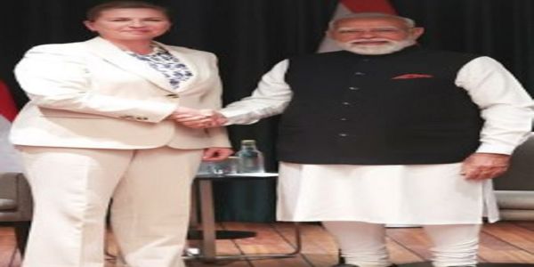 प्रधानमंत्री नरेन्द्र मोदी डेनमार्क की प्रधानमंत्री मेटे फ्रेडरिक्सन के साथ (फाइल फोटो)।