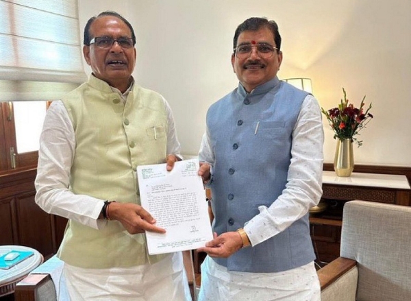 सांसद पाटिल द्वारा सोशल मीडिया पर साझा की गई केन्द्रीय मंत्री शिवराज सिंह के साथ तस्वीर