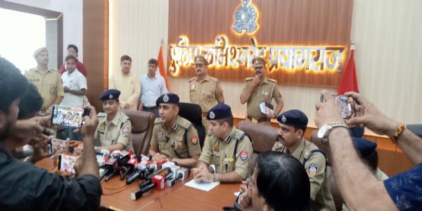 वारदात का खुलासा करते हुए पुलिस आयुक्त जोगेन्दर कुमार एवं अन्य पुलिस अधिकारी