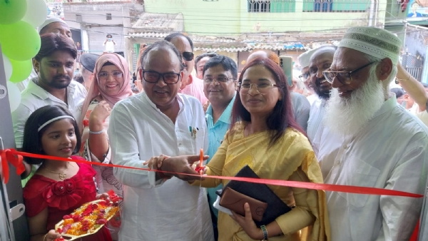 पाॅलिक्लिनीक का उद्धाटन करते दोंनो मंत्रियों सहित अन्य की तस्वीर