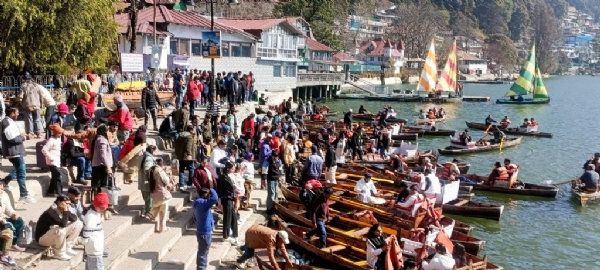 नैनीताल में रविवार को नौकायन के लिए उमड़े सैलानी